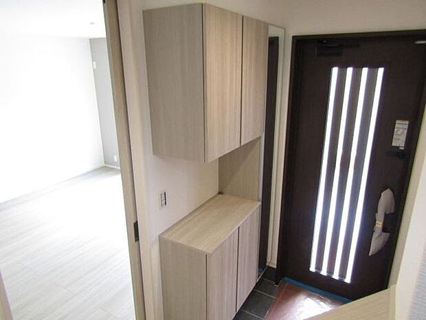 全身鏡付きの玄関収納。お出かけ前に全身の身だしなみをチェックすることができます