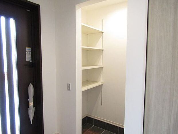 シューズインクローゼットを備え、靴は勿論、傘や掃除用具に旅行用のカバン、ゴルフバックなどの大きなものもコチラに収納していただけます
