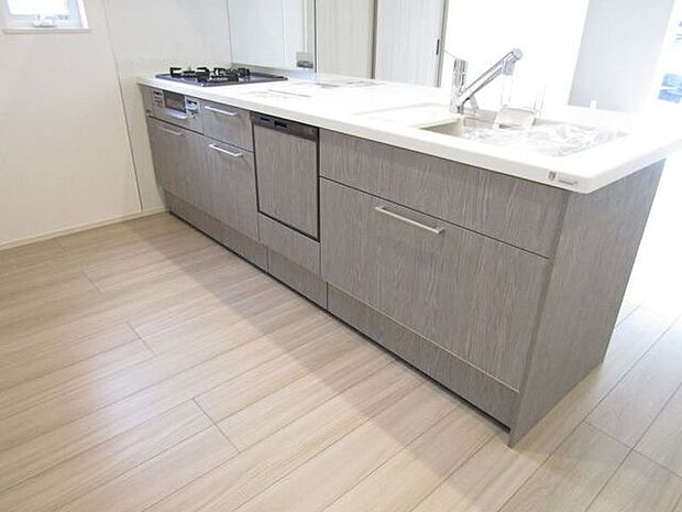 人気の対面式キッチンなので、家事をしながらご家族ともコミュニケーションが取れますよ