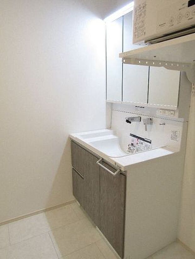 ゆとりの洗面スペースで朝の身支度もスムーズに！三面鏡の裏側には収納棚を確保。メイク用品や洗顔小物をスッキリ収納できます