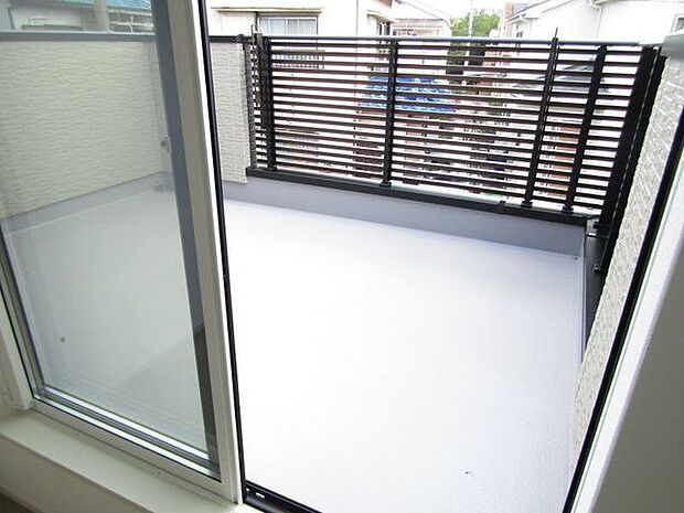 広々バルコニーはお布団などの大きな洗濯ものもまとめて干せますね♪