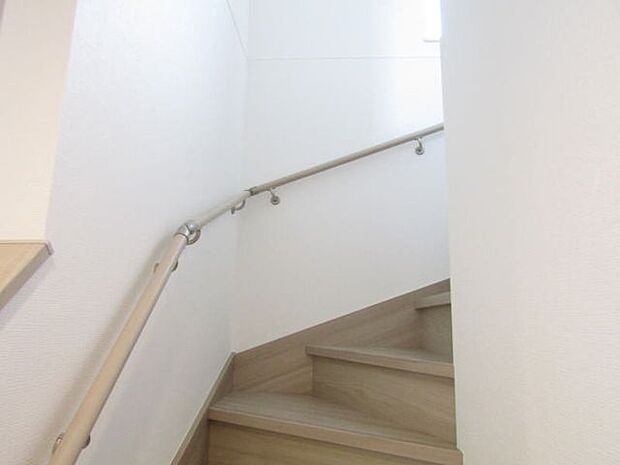 手すりを設置することで歩行のサポートとなり転倒の防止など思わぬ事故を防ぐことが出来ます。