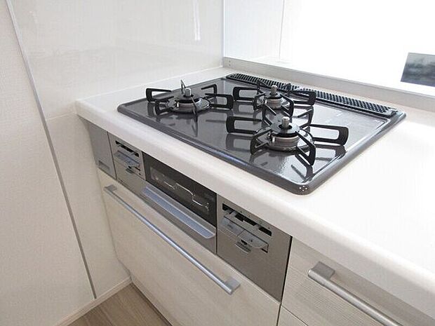 3口ガスコンロ。慣れている方も多く火力が目に見えるため使いやすいという方も多い、3口のガスコンロ仕様