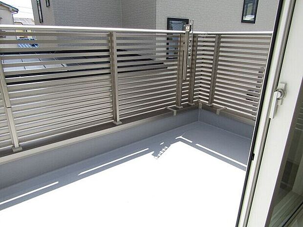 広々バルコニーはお布団などの大きな洗濯ものもまとめて干せますね♪