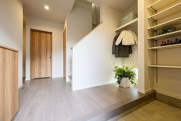 シンプルで清潔感のあるデザインが訪れる人を優しく迎え、家全体の温かみを感じさせる雰囲気です。