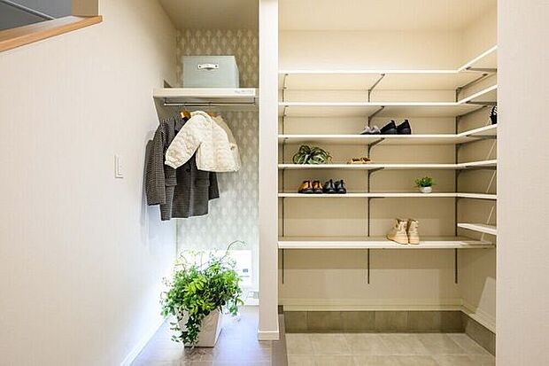 玄関にはハンガーパイプ付きの収納とシューズインクローゼットを完備。アウターや靴、小物類までまとめて収納でき、玄関まわりがいつもスッキリ整います。