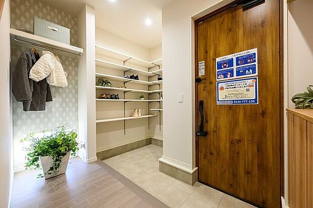 玄関には、空間を整える収納に加え、鍵置きや季節の装飾に便利なディスプレイスペースをご用意。暮らしに心地よい余白を生み出します。