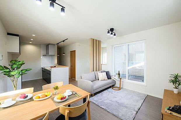 外からの視線を避けた2階リビングとバルコニーの組み合わせ。限られた敷地でも明るく開放的な空間を実現しています。