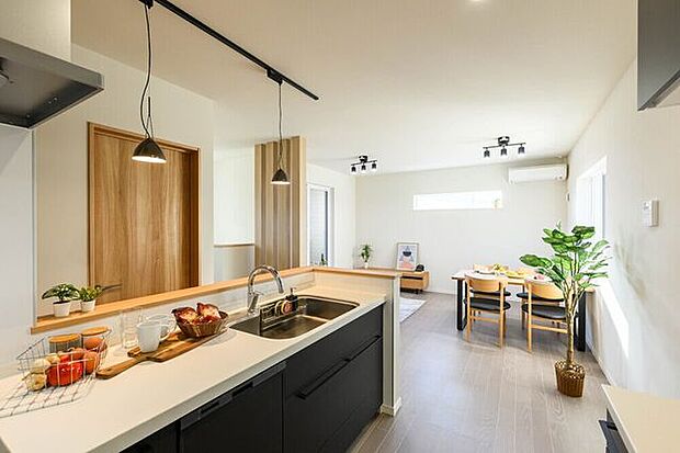 家族の会話が弾む、開放感ある対面式キッチン。料理中もリビングの様子が見えて安心です。