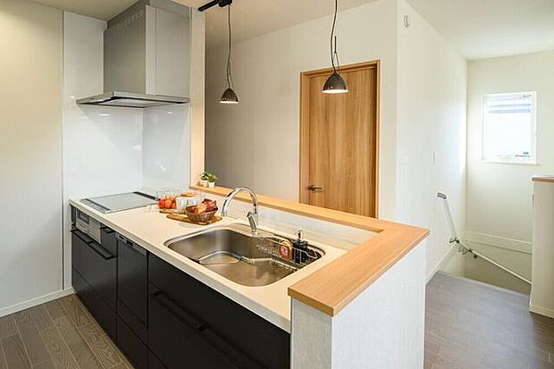 階段をリビング内に配置することで、家族が顔を合わせる機会が自然と増える間取り。子育て世帯にも人気のプランです。