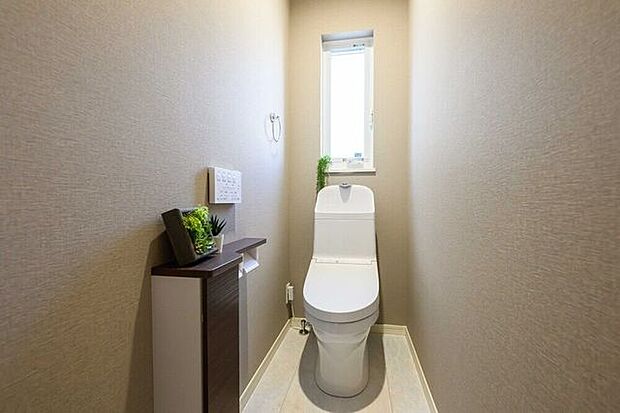 各階に洗浄便座付きトイレを設置しており、朝の混み合う時間帯や来客時にも安心。