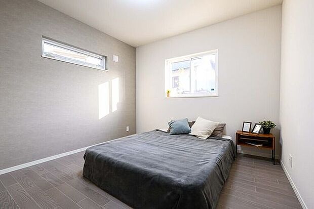 柔らかな光が差し込む、明るく落ち着いた洋室。窓下に家具を配置しやすく、レイアウトの自由度が高いのも魅力です。