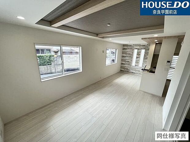 17.25帖のゆとりある空間は、ソファやダイニングテーブルのレイアウトも自在。窓からの採光もしっかり入り、明るく心地よい暮らしが広がります。