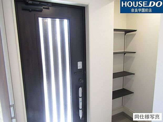 ベビーカーや防災用品なども収納できる土間収納付