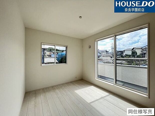 大きな窓から自然光がたっぷり差し込む、バルコニーに面した洋室は、明るく風通しも抜群！