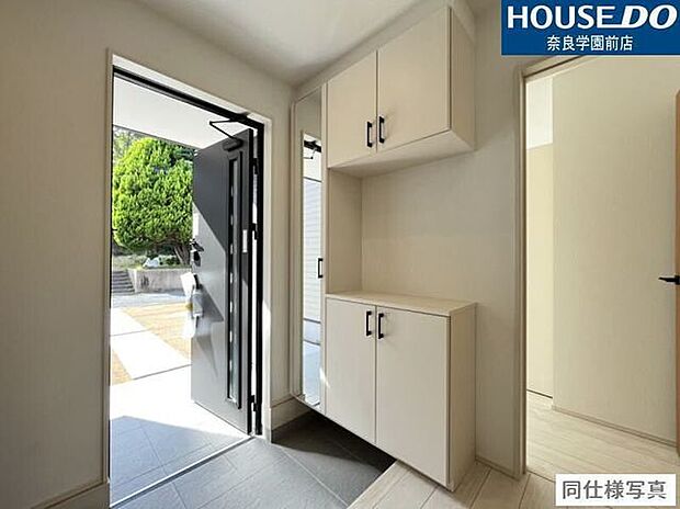 家族みんなの靴をたっぷり収納できるシューズボックス付き。中央に鍵や季節の飾りを置ける便利なスペース付き。