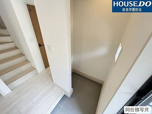 玄関周りをいつでもきれいに保てる、たっぷり収納のシューズクローゼット。季節ごとの靴はもちろん、傘や小物類もすっきり収まり、家族の毎日を快適にサポートします。