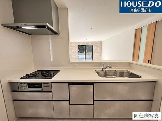 引き出し収納は奥までしっかり引き出せるフルスライド式で、大きな鍋やフライパンもスムーズに出し入れ可能。ストック類もしっかり収まり、キッチンまわりをすっきり保てます。