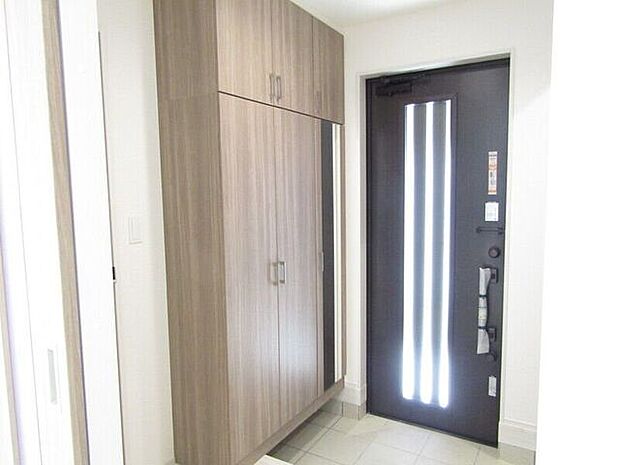 収納力のあるシューズボックスに鏡が付いているので、お出かけ前の身だしなみチェックもスムーズ。玄関がすっきり片付き、使い勝手と機能性を兼ね備えた便利な収納です。