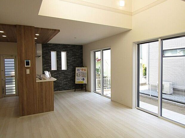 吹抜けが生み出す開放感あふれるリビング。天井が高く、広々とした空間でゆったりとした時間を過ごせます。