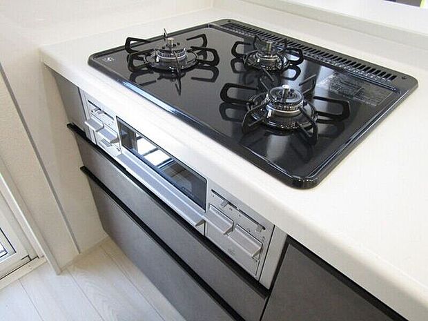 3口のコンロで複数の料理を一度に調理できるため、忙しい毎日の調理時間を大幅に短縮。