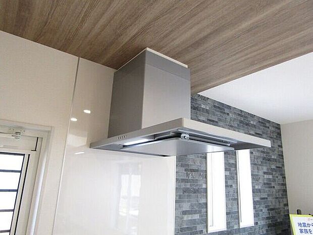すっきりとしたフォルムのスリム型レンジフードを採用。毎日のお掃除もラクラクです。