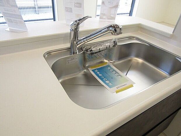 浄水器内蔵の水栓で、毎日の料理や飲み水もよりおいしく、快適に。