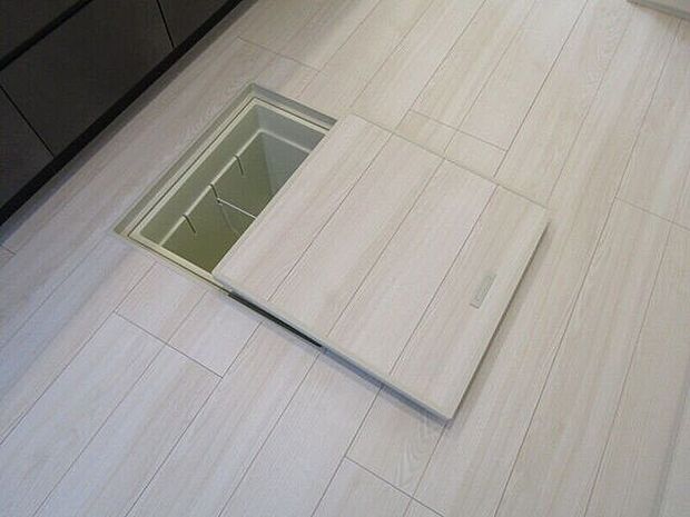 調味料や保存食品、日用品のストックなどをまとめて収納できる床下収納付き。