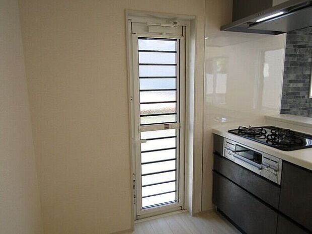 キッチンの勝手口はゴミ出しや換気や通気に役立ちます。