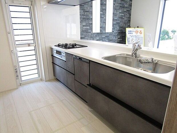 スライド式収納で出し入れ楽々。食洗機&3口コンロ付きで、家事効率もアップする快適キッチンです。