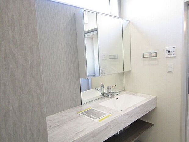 家族みんなが使いやすい、横幅ゆったり設計。タオルや洗剤、ストック類もすっきり収まるオープン収納で、機能的かつスマートな洗面台です。