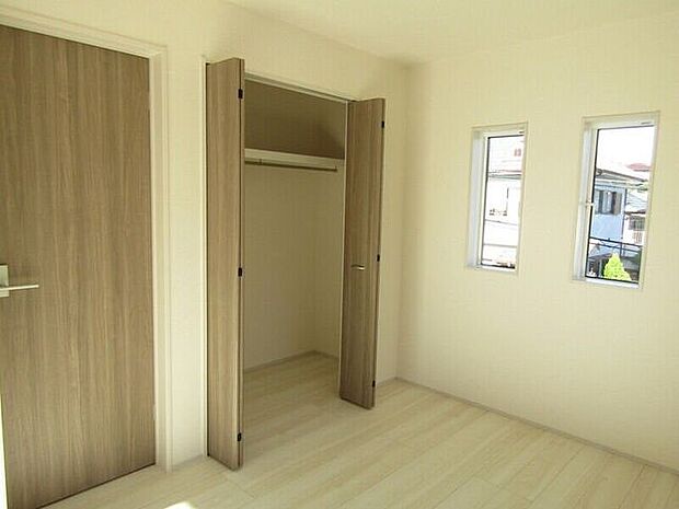 すべての居室にクローゼットなどの収納を完備しているため、衣類や日用品をそれぞれのお部屋でしっかり収納できます。