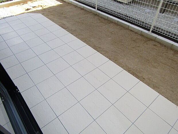 リビングから目が届くお庭は、お子さまの外遊びやペットとの時間を安心して楽しめる空間です。