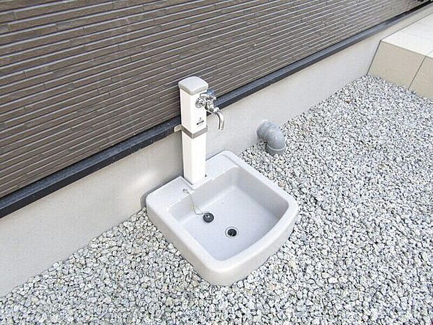 屋外の水栓があることで、掃除やペットの足洗いもスムーズに。日々の暮らしに嬉しい設備です。
