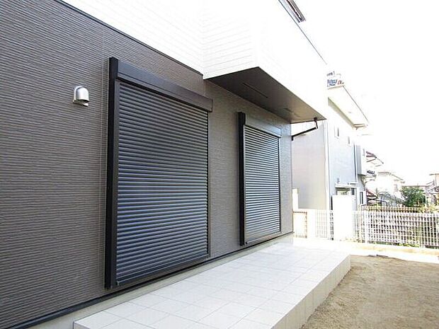 窓にはシャッター雨戸を完備。外出時や就寝時も、しっかりとプライバシーと安全を守ります。