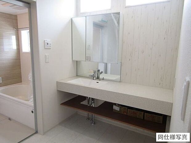 家族みんなが使いやすい、横幅ゆったり設計。タオルや洗剤、ストック類もすっきり収まるオープン収納で、機能的かつスマートな洗面台です。