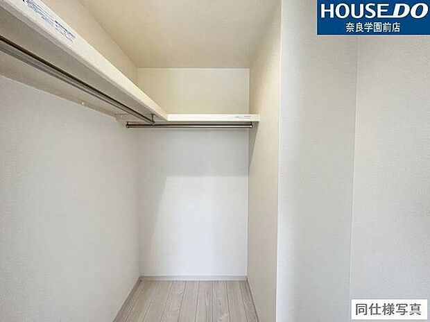 ハンガーパイプの上に棚があり、衣類と小物をすっきり収納可能なウォークインクローゼットです。