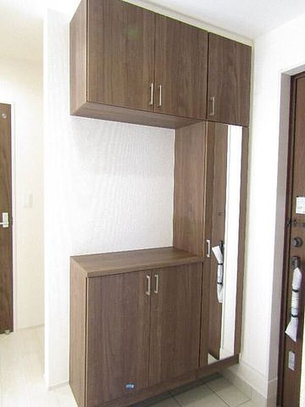 収納力のあるシューズボックスに鏡が付いているので、お出かけ前の身だしなみチェックもスムーズ。玄関がすっきり片付き、使い勝手と機能性を兼ね備えた便利な収納です。