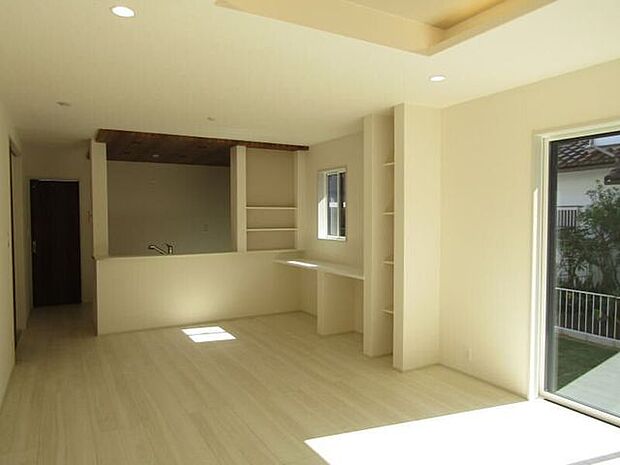 家族の会話が弾む、開放感ある対面式キッチン。料理中もリビングの様子が見えて安心です。