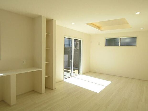 LDKには大きな窓からたくさんの光が入り、明るく、開放的な空間を演出してくれます。ちょっとした書き物、お子様の宿題などに重宝するカウンター付。