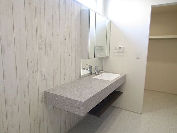 横幅の広い洗面台は、忙しい朝の時間帯にも家族で並んで使える嬉しい仕様です。