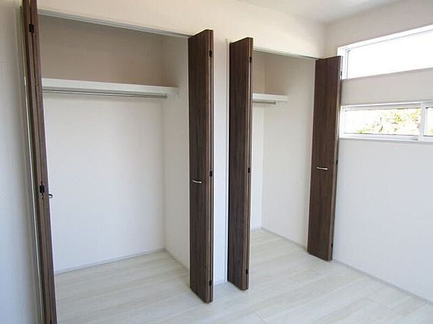 すべての居室にクローゼットなどの収納を完備しているため、衣類や日用品をそれぞれのお部屋でしっかり収納できます。