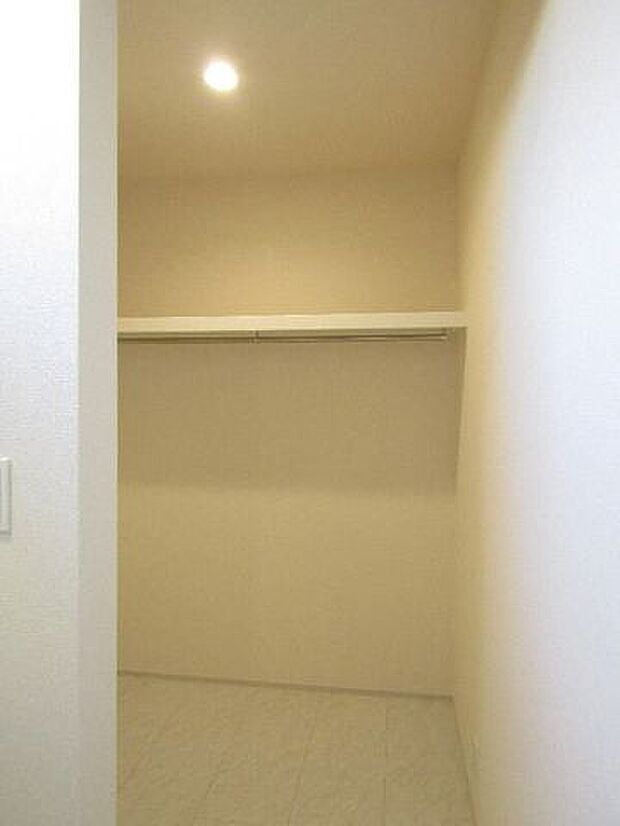 洗面室直結のWICで、衣類やタオルの収納もスムーズ。家事動線が短く、毎日の暮らしが快適に。