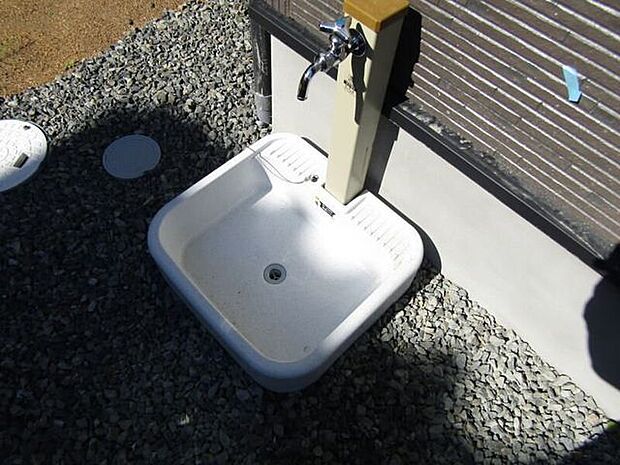 外には水道スペースを完備♪車の洗車時に役立ったりペットの散歩後の洗い場にしたりと便利です♪