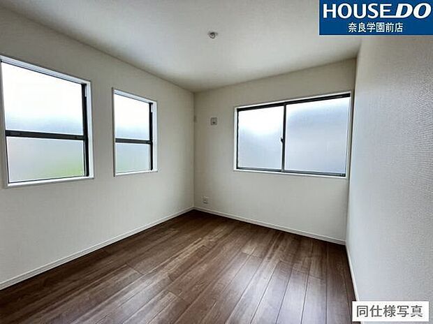 2面採光で明るいお部屋です。机とシングルベッドを置いてもまだ余裕のあるお部屋です。