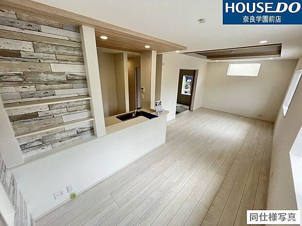 家族の会話が弾む、開放感ある対面式キッチン。料理中もリビングの様子が見えて安心です。