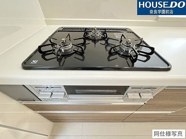 同時調理が可能な3口コンロ付きで、毎日の料理がスムーズに。ご家族分の食事も効率よく準備できます。