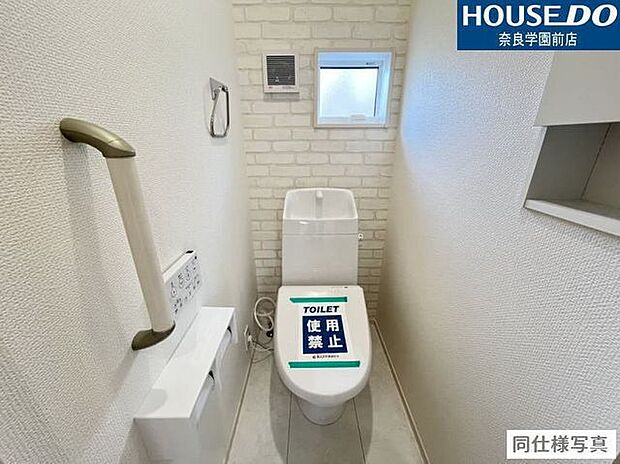 トイレットペーパーや掃除用品をすっきり片づけられる収納付きで、いつでも快適で清潔感のある空間に。