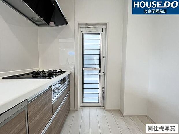 キッチンの勝手口はゴミ出しや換気や通気に役立ちます。