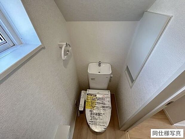 空間を無駄なく活かしたトイレスペース。ニッチ収納を設けるなど、使いやすさにも配慮しました。